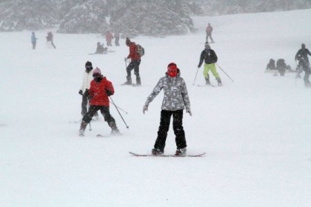 Okullar tatile girdi, öğrenciler Uludağ'a akın etti