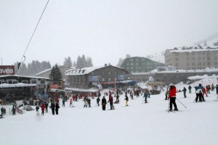 Okullar tatile girdi, öğrenciler Uludağ'a akın etti