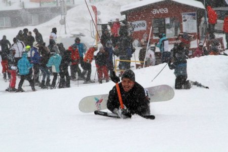 Okullar tatile girdi, öğrenciler Uludağ'a akın etti