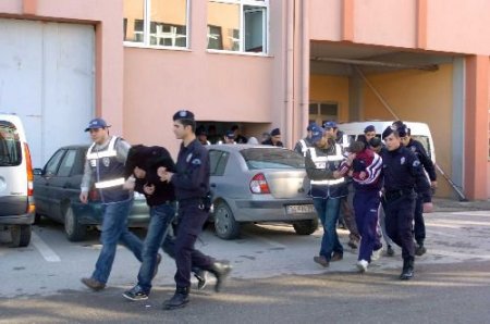 Okullara Uyuşturucu Satan Çete Çökertildi