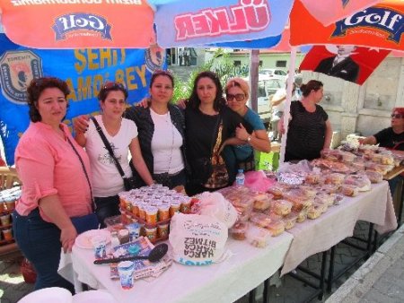 Okulları için kermes yaptılar