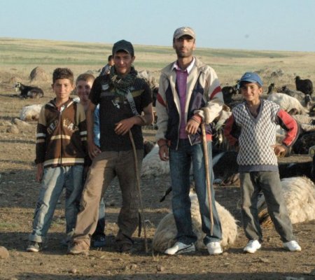 Okulların açılacak olmasına en çok çoban öğrenciler seviniyor