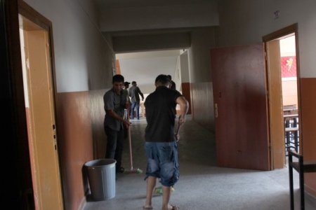 Okulların temizliğini denetimli hükümlüler yapıyor (Özel)