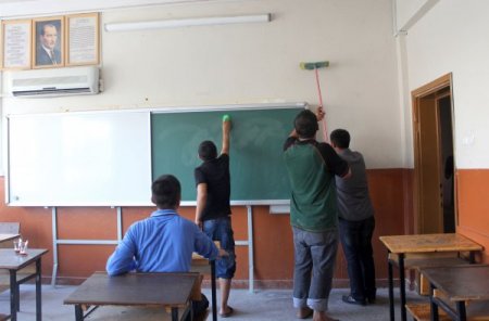 Okulların temizliğini denetimli hükümlüler yapıyor (Özel)
