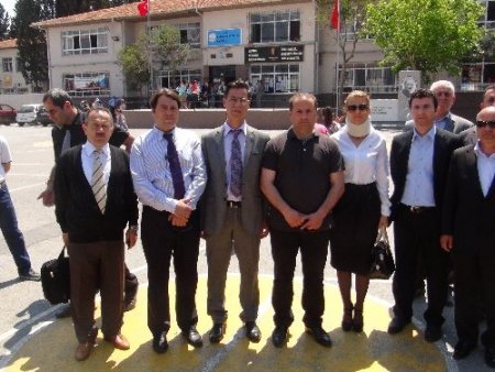 Okulu basan kızgın veli, koridorda bıçakla öğretmeni kovaladı