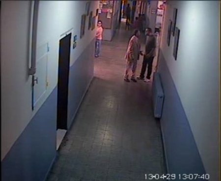 Okulu basan kızgın veli, koridorda bıçakla öğretmeni kovaladı