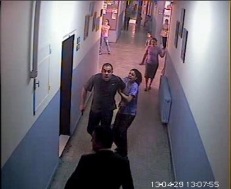 Okulu basan kızgın veli, koridorda bıçakla öğretmeni kovaladı