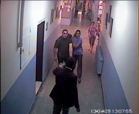 Okulu basan kızgın veli, koridorda bıçakla öğretmeni kovaladı