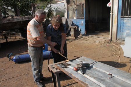 Okulu bırakan genç kız, kaynakçılık yapıyor