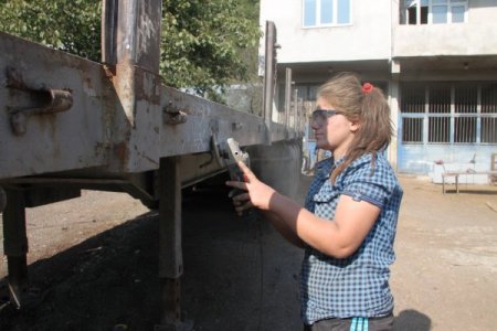 Okulu bırakan genç kız, kaynakçılık yapıyor