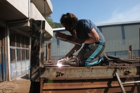 Okulu bırakan genç kız, kaynakçılık yapıyor