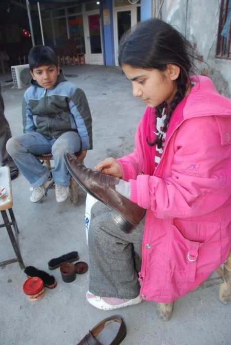 Okulu Bıraktı, Ayakkabı Boyuyor