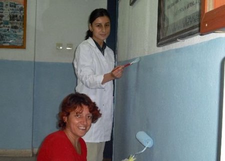 Okulu Müdür Üve Öğretmenler, Boya Ve Tamirat İşlerini Kendileri Yapıyor