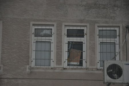 Okulun camlarını kırdılar