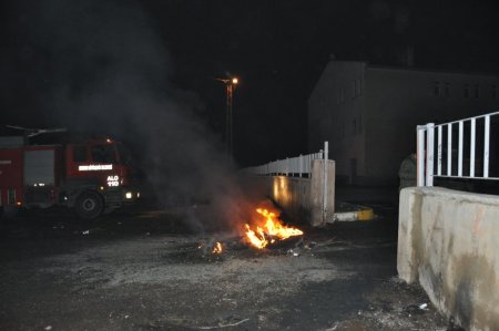 Okulun camlarını kırdılar