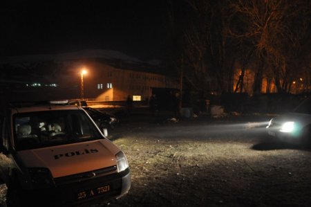 Okulun camlarını kırdılar