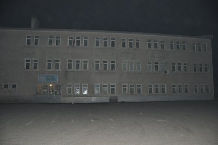 Okulun camlarını kırdılar