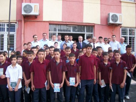 Okulun ilk günü belediyeden öğrencilere hediye kitap