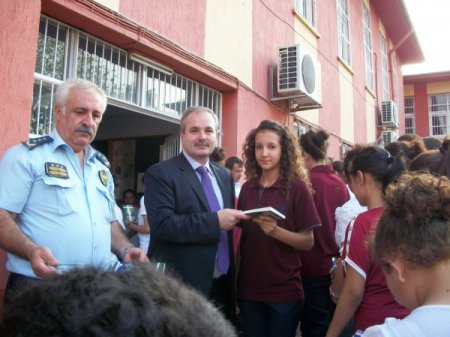 Okulun ilk günü belediyeden öğrencilere hediye kitap