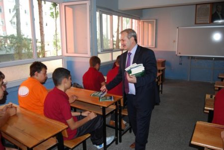 Okulun ilk günü belediyeden öğrencilere hediye kitap