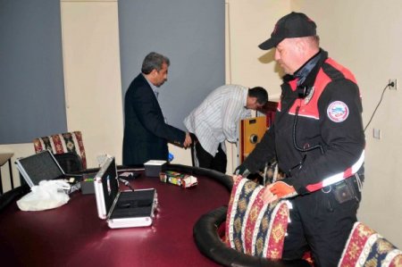 Okulun karşısındaki evi kumarhane haline getirmişler