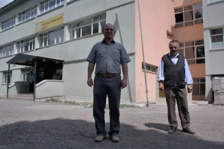 Okulunun aşığı müdür, mezunların desteğine kendi emeğini kattı