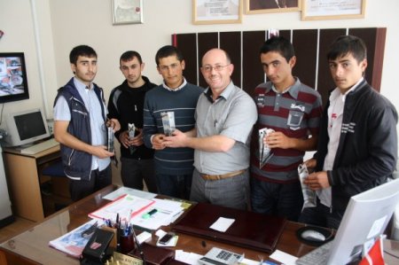 Okulunun aşığı müdür, mezunların desteğine kendi emeğini kattı