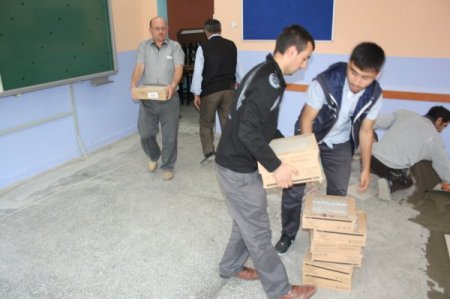 Okulunun aşığı müdür, mezunların desteğine kendi emeğini kattı