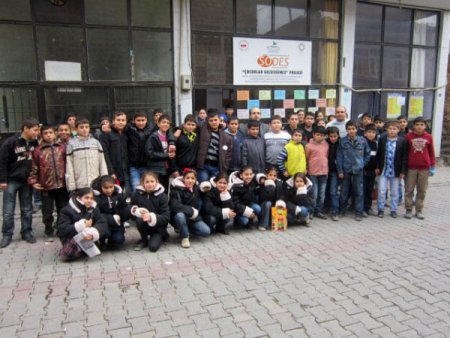 Okuma salonu, Savur'daki öğrencilere kaban dağıttı