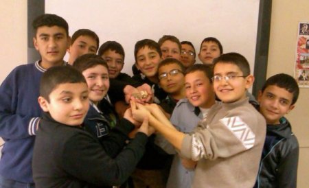 Okuma salonu öğrencileri, Suriyeliler için harçlıklarını verdi