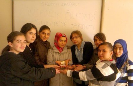 Okuma salonu öğrencileri, Suriyeliler için harçlıklarını verdi