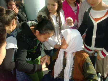 Okuma salonu öğrencileri, yaşlıları unutmadı