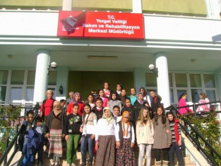 Okuma salonu öğrencileri, yaşlıları unutmadı