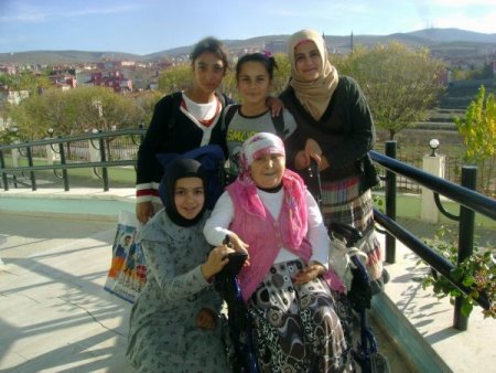 Okuma salonu öğrencileri, yaşlıları unutmadı