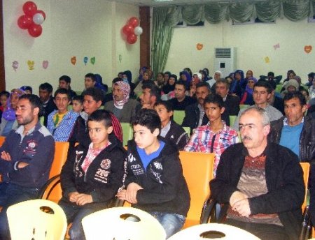 Okuma salonu öğrencilerinden Kutlu Doğum etkinliği