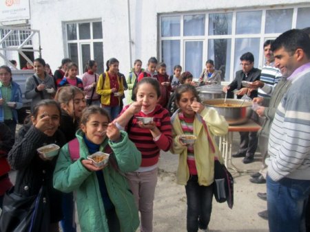 Okuma salonunda öğrenci ve velilere aşure dağıtıldı