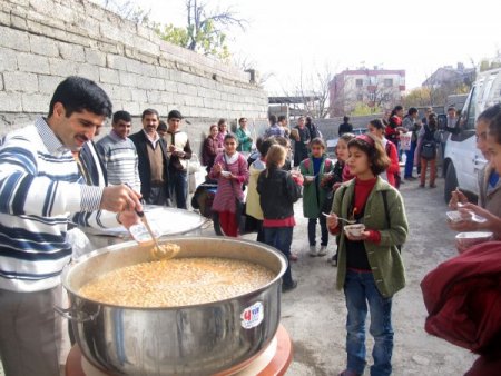 Okuma salonunda öğrenci ve velilere aşure dağıtıldı