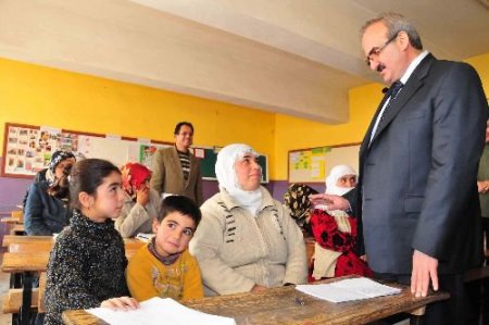 Okuma Yazma Kursuna Çocukları İle Birlikte Geliyorlar