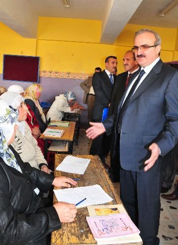 Okuma Yazma Kursuna Çocukları İle Birlikte Geliyorlar
