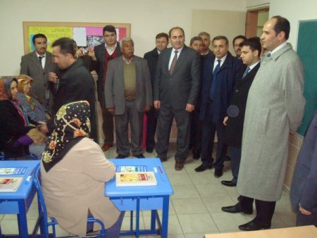 Okuma Yazma Kursunda İlk Dersi Kaymakam Tunç Verdi