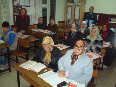 Okuma Yazma Kursunda İlk Dersi Kaymakam Tunç Verdi