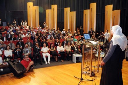 Okuma yazma öğrendi, sevinç kahkahaları ile salonda bulunanları kırdı geçirdi