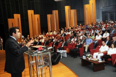 Okuma yazma öğrendi, sevinç kahkahaları ile salonda bulunanları kırdı geçirdi