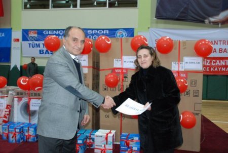Okuma Yazma Öğrenene Çamaşır Makinesi Hediye Edildi