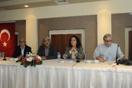 Okunmadı diye tepki gösterdi, İstiklal Marşı'nı okuyamadı