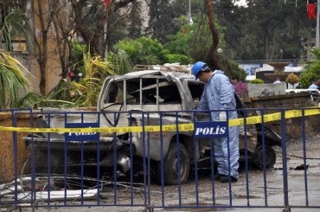 Olay yeri inceleme ekipleri Reyhanlı'da dozerli çalışma yapıyor