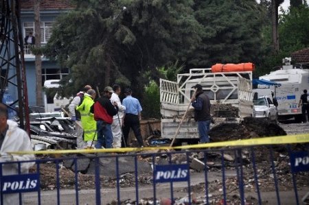 Olay yeri inceleme ekipleri Reyhanlı'da dozerli çalışma yapıyor