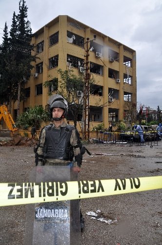 Olay yeri inceleme ekipleri Reyhanlı'da dozerli çalışma yapıyor