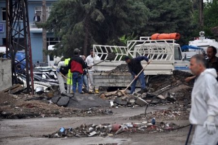 Olay yeri inceleme ekipleri Reyhanlı'da dozerli çalışma yapıyor