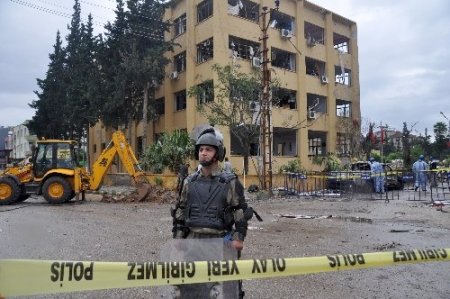 Olay yeri inceleme ekipleri Reyhanlı'da dozerli çalışma yapıyor